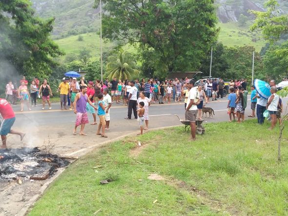 Protesto para trânsito no KM 254 da BR 101, na Serra por Kaíque Dias/ TV Gazeta