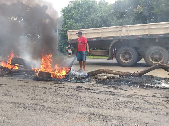 Protesto para trânsito no KM 254 da BR 101, na Serra por Kaíque Dias/ TV Gazeta