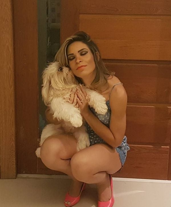 Bruna da Paixão Rocha com a sua cachorra. Mel está desaparecida desde sábado . Crédito: Reprodução/ Instagram Bruna da Paixão