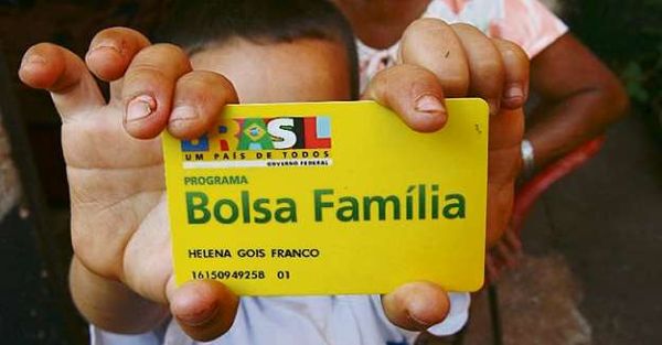Data: 08/05/2017 - Criança mostra Cartão do Bolsa Família - Editoria: Economia - Foto: - GZ