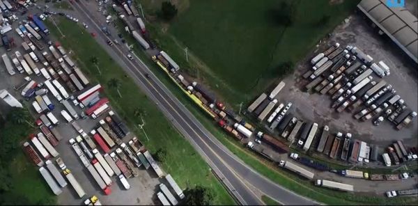 Greve dos caminhoneiros em 2018: imagem mostra caminhões parados em Viana 