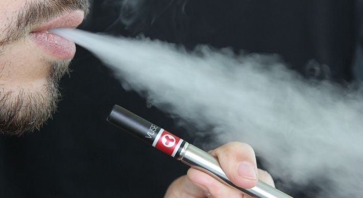 Sem a imagem negativa dos cigarros tradicionais, dispositivos estão se tornando mais populares. O problema, segundo especialistas, é que eles levam à dependência química e estão sendo usados por pessoas que não fumavam antes