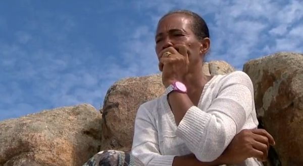 A mãe de Geanderson Custódio, de 9 anos, que sumiu no mar da Barra do Jucu, em Vila Velha, Rosilene Custódio, acompanhava as buscas pelo menino. Crédito: TV Gazeta | Reprodução