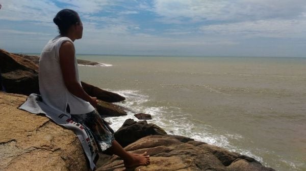 A mãe de Geanderson Custódio, de 9 anos, que sumiu no mar da Barra do Jucu, em Vila Velha, Rosilene Custódio, acompanhava as buscas pelo menino. Crédito: Eduardo Dias