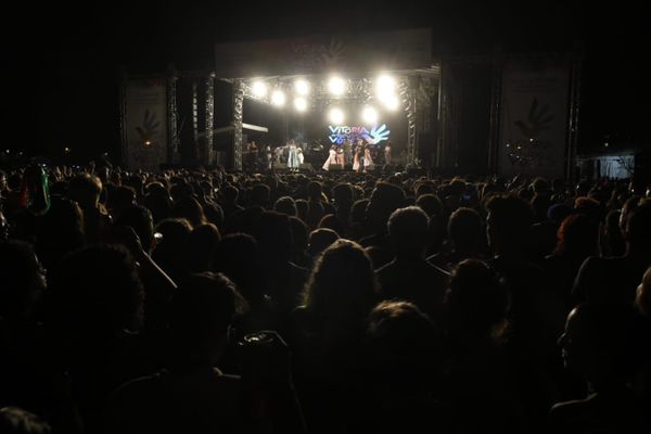 Capixabas na Praça do Papa no show do Silva com a Maria Gadu na noite desta terça-feira (10) por Carlos Alberto Silva