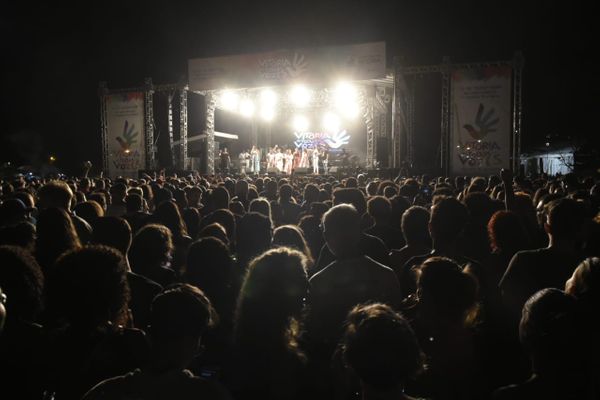 Capixabas na Praça do Papa no show do Silva com a Maria Gadu na noite desta terça-feira (10) por Carlos Alberto Silva