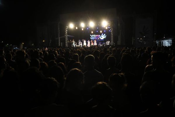 Capixabas na Praça do Papa no show do Silva com a Maria Gadu na noite desta terça-feira (10) por Carlos Alberto Silva