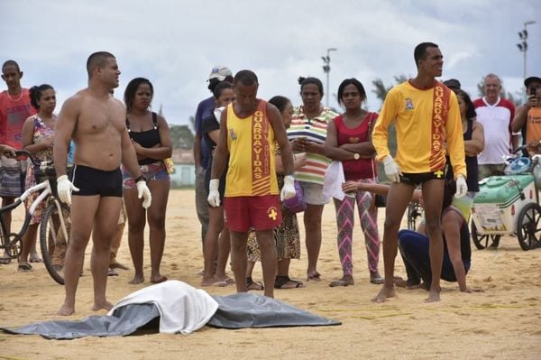Fotojornalismo: corpo de criança afogada é retirado do mar em Vila Velha. Crédito: Marcelo Prest