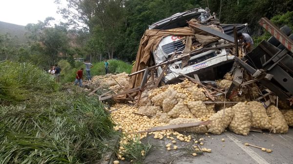Grave acidente com caminhões interdita BR 262 por Redes Sociais