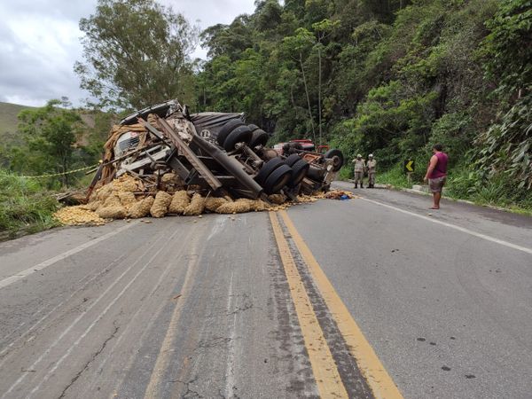 Grave acidente com morte interdita BR 262 em Conceição do Castelo por Redes Sociais