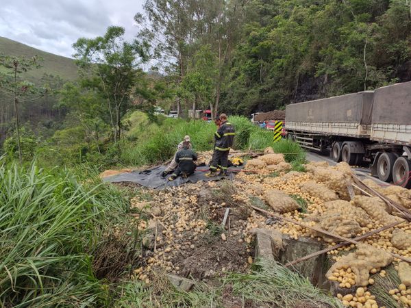 Grave acidente com morte interdita BR 262 em Conceição do Castelo por Redes Sociais