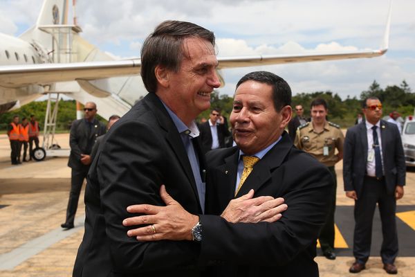 Presidente da República, Jair Bolsonaro cumprimenta o Vice-Presidente da República, Hamilton Mourão