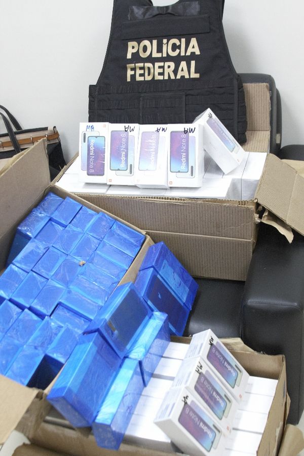 Um preso e 230 smartphones apreendidos em operação da PF em Vila Velha. Crédito: Polícia Federal