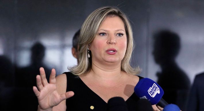 Parlamentar do PSL e ex-aliada do presidente Jair Bolsonaro relatou cansaço intenso e febre, e foi internada para se recuperar