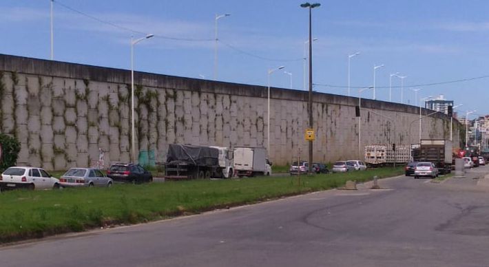O trecho, localizado no entorno do terminal de Campo Grande, está cheio de buracos e dificulta a passagem de motoristas e pedestres