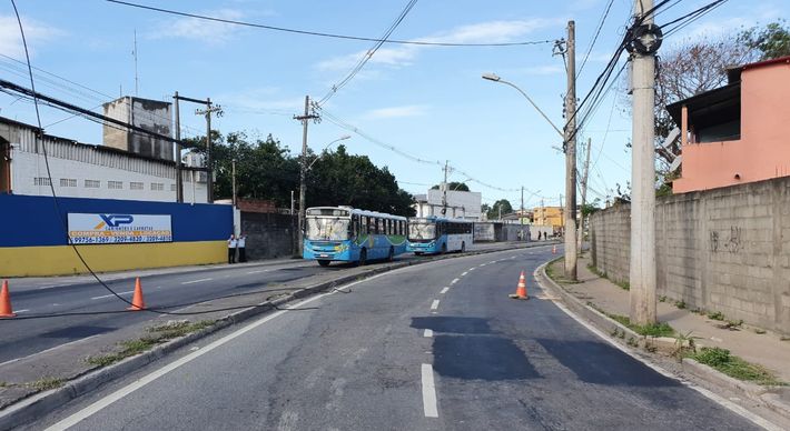 O transito está sendo desviado para a rua do Pronto Atendimento de Carapina. A Guarda Municipal está no local para orientar os motoristas