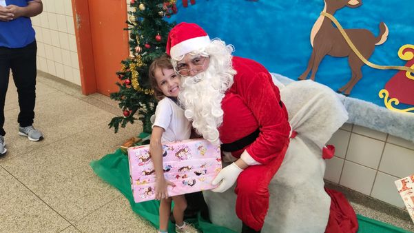Crianças receberam presentes do Papai Noel dos Correios nesta quarta-feira (11) em Nova Almeida, na Serra por José Carlos Schaeffer