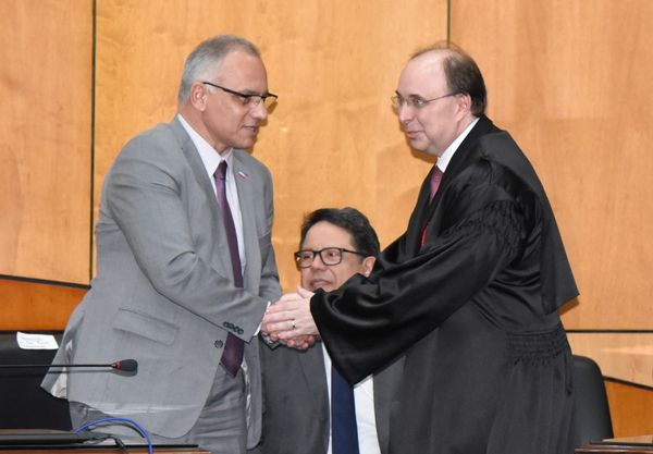 Secretário de Estado de Segurança Pública, Roberto Sá, representou o governador na posse do desembargador Samuel Meira Brasil Junior como presidente do TRE-ES por Carlos Alberto Silva