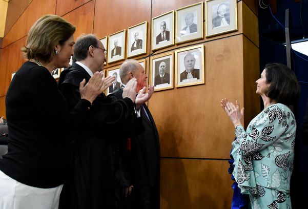 Desembargador Samuel Meira Brasil Junior e sua esposa, inauguraram o quadro do desembargador Annibal de Rezende Lima no TRE-ES, com a esposa dele, Cynthia por Carlos Alberto Silva