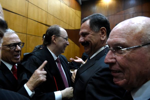 Desembargador Ronaldo Gonçalves, eleito presidente do TJES, cumprimenta o novo presidente do TRE-ES, Samuel Meira Brasil Junior por Carlos Alberto Silva