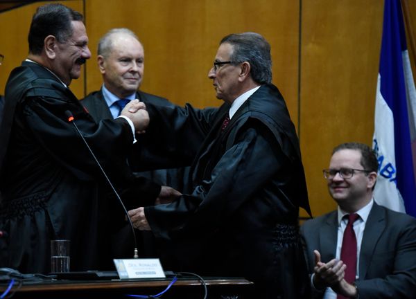 Presidente eleito do TJES, desembargador Ronaldo Gonçalves de Sousa cumprimenta o desembargador Carlos Simões como vice-presidente do TRE-ES por Carlos Alberto Silva