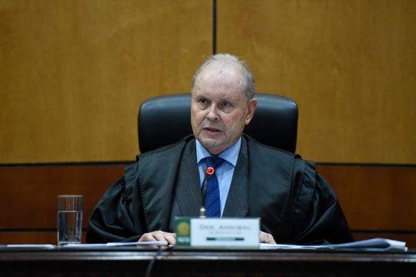 Desembargador Annibal de Rezende Lima abriu a sessão da posse no TRE-ES por Carlos Alberto Silva