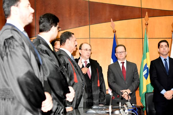 Posse do desembargador Samuel Meira Brasil Junior (ao centro) como presidente do TRE-ES por Carlos Alberto Silva