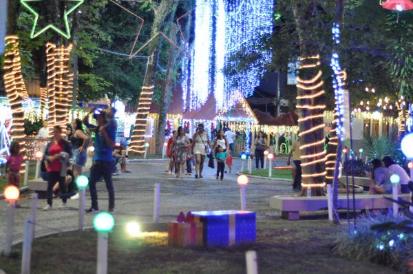 Decoração de Natal de Guaçuí faz sucesso no Caparaó por Leo Ola