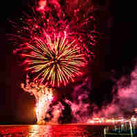 Imagem - Sem a tradicional queima de fogos nas praias, é permitido fazer a sua em casa?