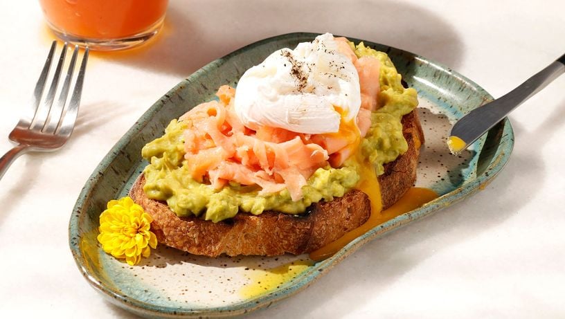 Toast de abacate, salmão defumado e ovo pochê do Empório Joaquim