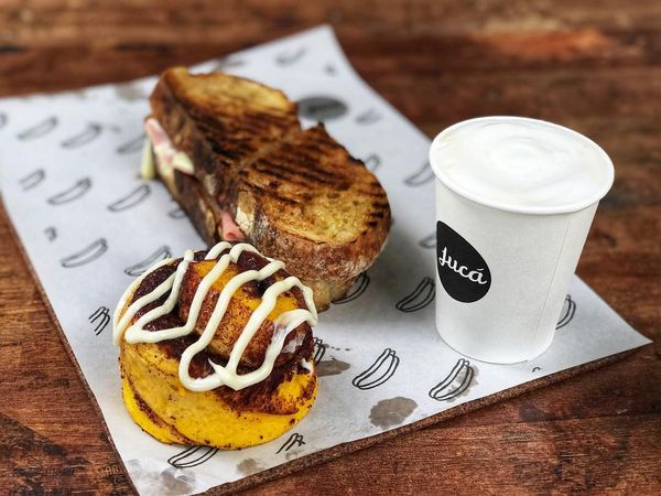 Cinnamon roll e misto de sourdough da padaria Jucá, em Vitória