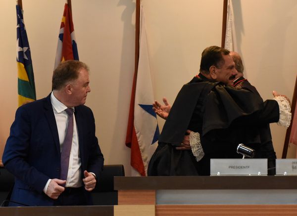 Ao lado do governador Renato Casagrande, Ronaldo Gonçalves de Sousa abraça Sérgio Gama, a quem substitui no TJES por Carlos Alberto Silva