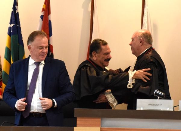 Ao lado do governador renato Casagrande, Ronaldo Gonçalves de Sousa abraça Sérgio Gama, a quem substitui na presidência do TJES por Carlos Alberto Silva