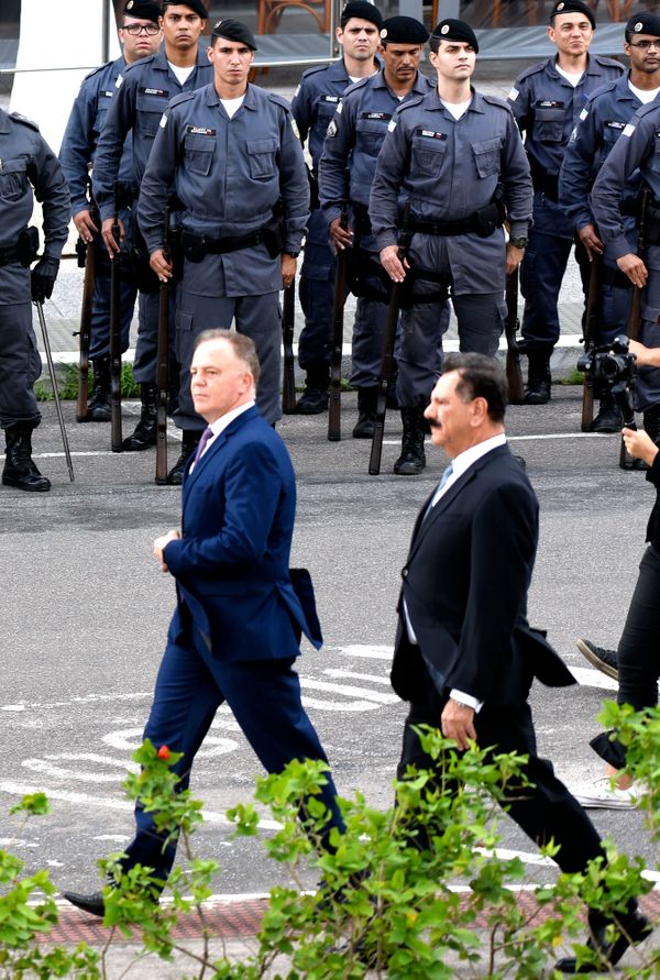 O governador Renato Casagrande e o desembargador Ronaldo Gonçalves de Sousa, que assumiu a presidência do TJES, em revista à tropa da Polícia Militar em frente ao Tribunal . Crédito: Carlos Alberto Silva