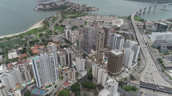 12/12/2019 - Vitória - ES - Mercado imobiliário - Vista aérea de prédios de Vitória - Enseada do Suá