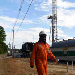 Imagem - Petrobras corta investimentos, reduz produção e adia pagamento de diretores