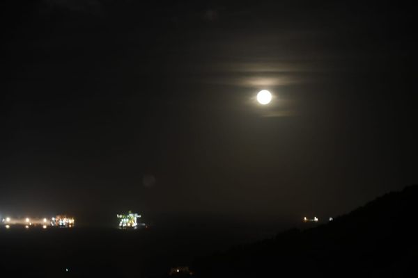 A lua cheia apareceu no céu de Vitória na última sexta-feira (13) do ano por Carlos Alberto