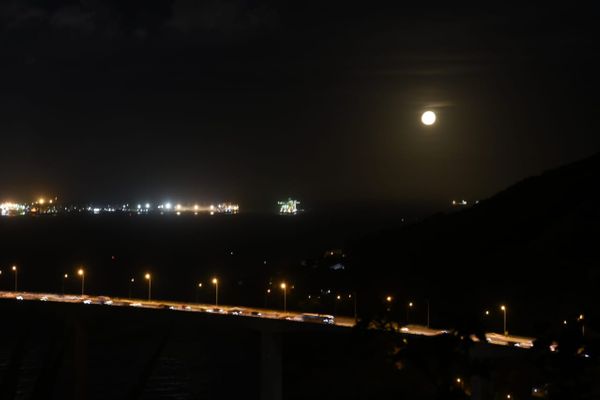 A lua cheia apareceu no céu de Vitória na última sexta-feira (13) do ano por Carlos Alberto