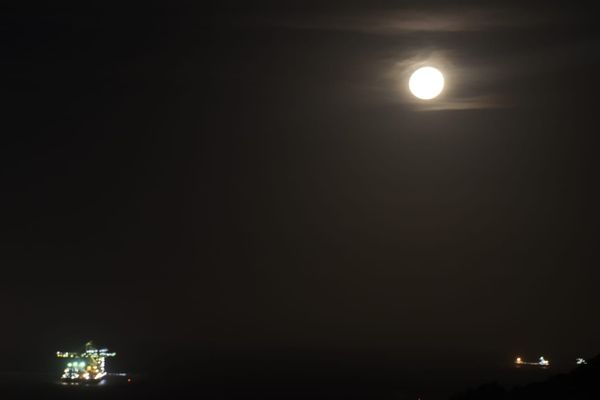 A lua cheia apareceu no céu de Vitória na última sexta-feira (13) do ano por Carlos Alberto