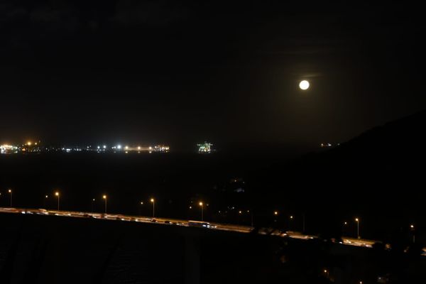 A lua cheia apareceu no céu de Vitória na última sexta-feira (13) do ano por Carlos Alberto