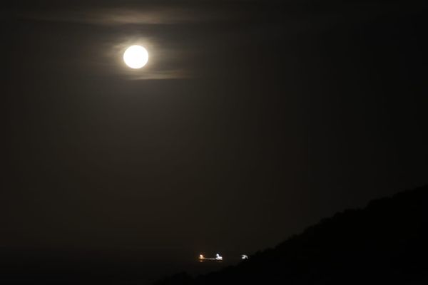 A lua cheia apareceu no céu de Vitória na última sexta-feira (13) do ano por Carlos Alberto