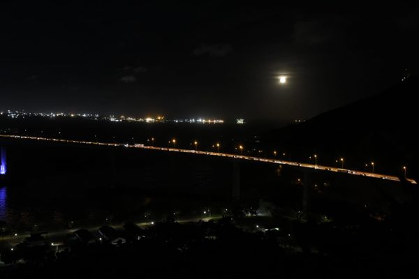 A lua cheia apareceu no céu de Vitória na última sexta-feira (13) do ano por Carlos Alberto