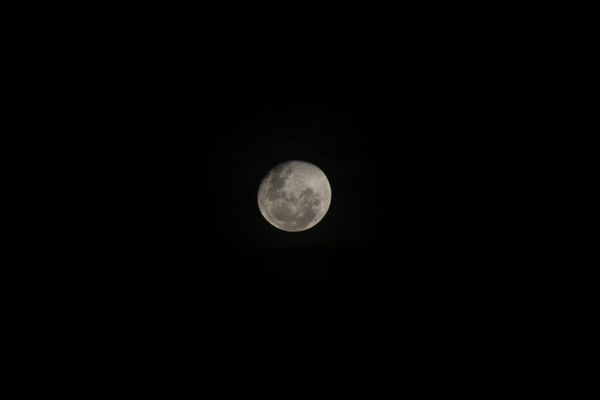 A lua cheia apareceu no céu de Vitória na última sexta-feira (13) do ano por Carlos Alberto