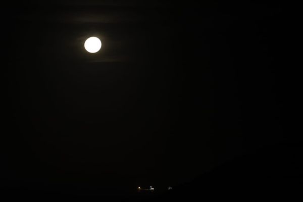 A lua cheia apareceu no céu de Vitória na última sexta-feira (13) do ano por Carlos Alberto