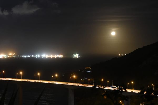 A lua cheia apareceu no céu de Vitória na última sexta-feira (13) do ano por Carlos Alberto
