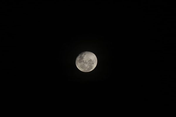 A lua cheia apareceu no céu de Vitória na última sexta-feira (13) do ano por Carlos Alberto