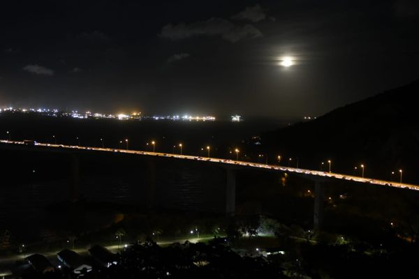 A lua cheia apareceu no céu de Vitória na última sexta-feira (13) do ano por Carlos Alberto