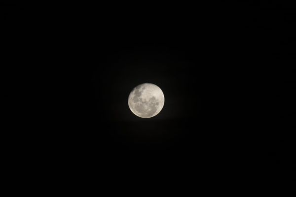A lua cheia apareceu no céu de Vitória na última sexta-feira (13) do ano por Carlos Alberto