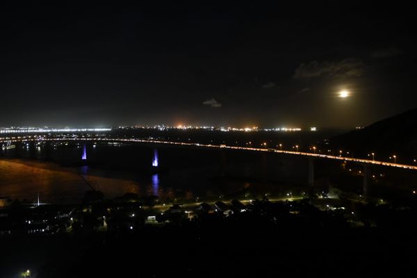 A lua cheia apareceu no céu de Vitória na última sexta-feira (13) do ano por Carlos Alberto
