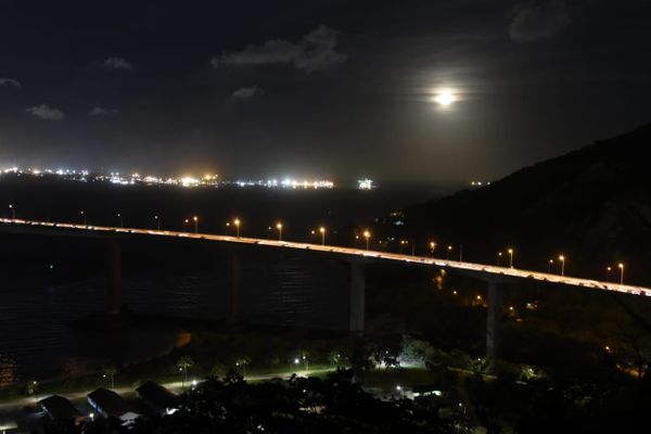 A lua cheia apareceu no céu de Vitória na última sexta-feira (13) do ano por Carlos Alberto